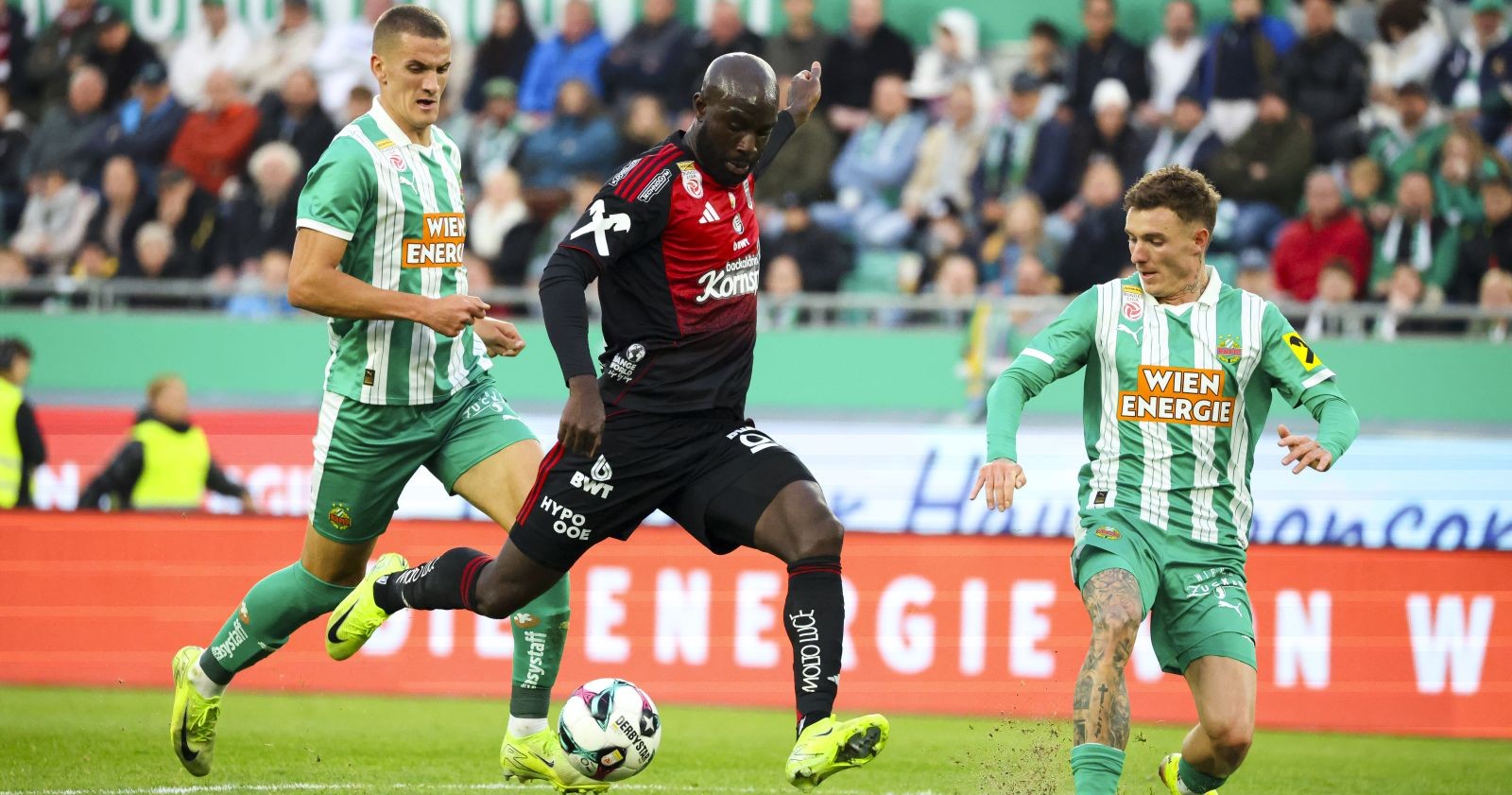 Nenad Cvetkovic (Rapid), Samuel Adeniran (LASK) und Bendeguz Bolla (Rapid) am Sonntag, 19. Oktober 2025, anl. einer Fußball-Bundesliga-Begegnung zwischen SK Rapid und LASK im Allianz Stadion in Wien