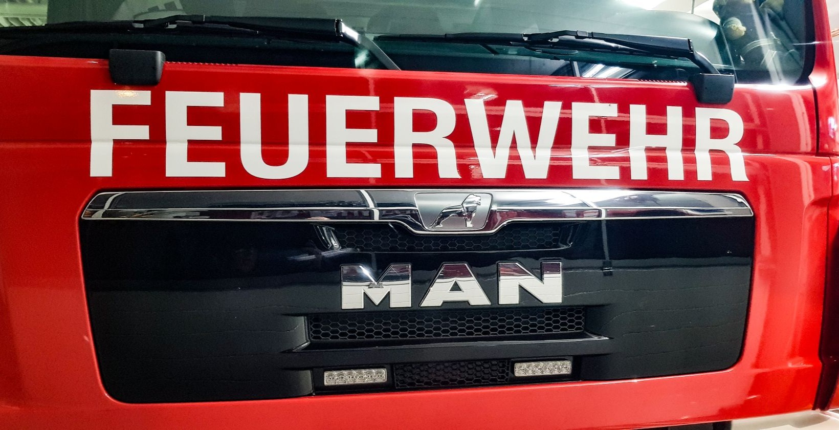 Vorderansicht eines österreichischen Feuerwehrwagens der Firma MAN