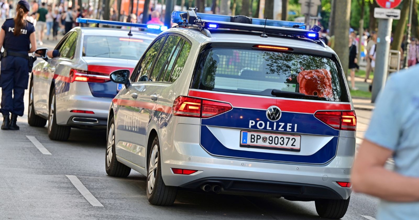 Polizeiwagen mit eingeschalteter Sirene, während einer Demonstration auf der Wiener Ringstraße