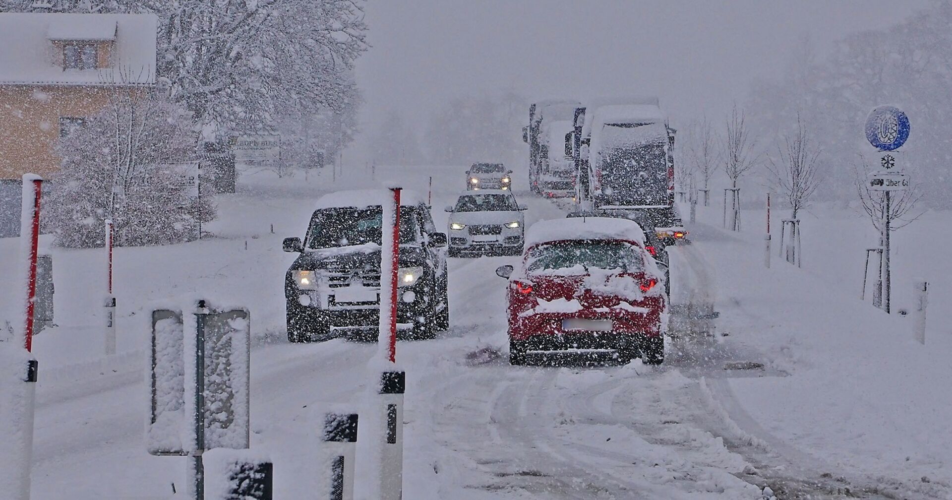 Autofahrer in den Alpen brauchen jetzt dringend Winterausrüstung.
