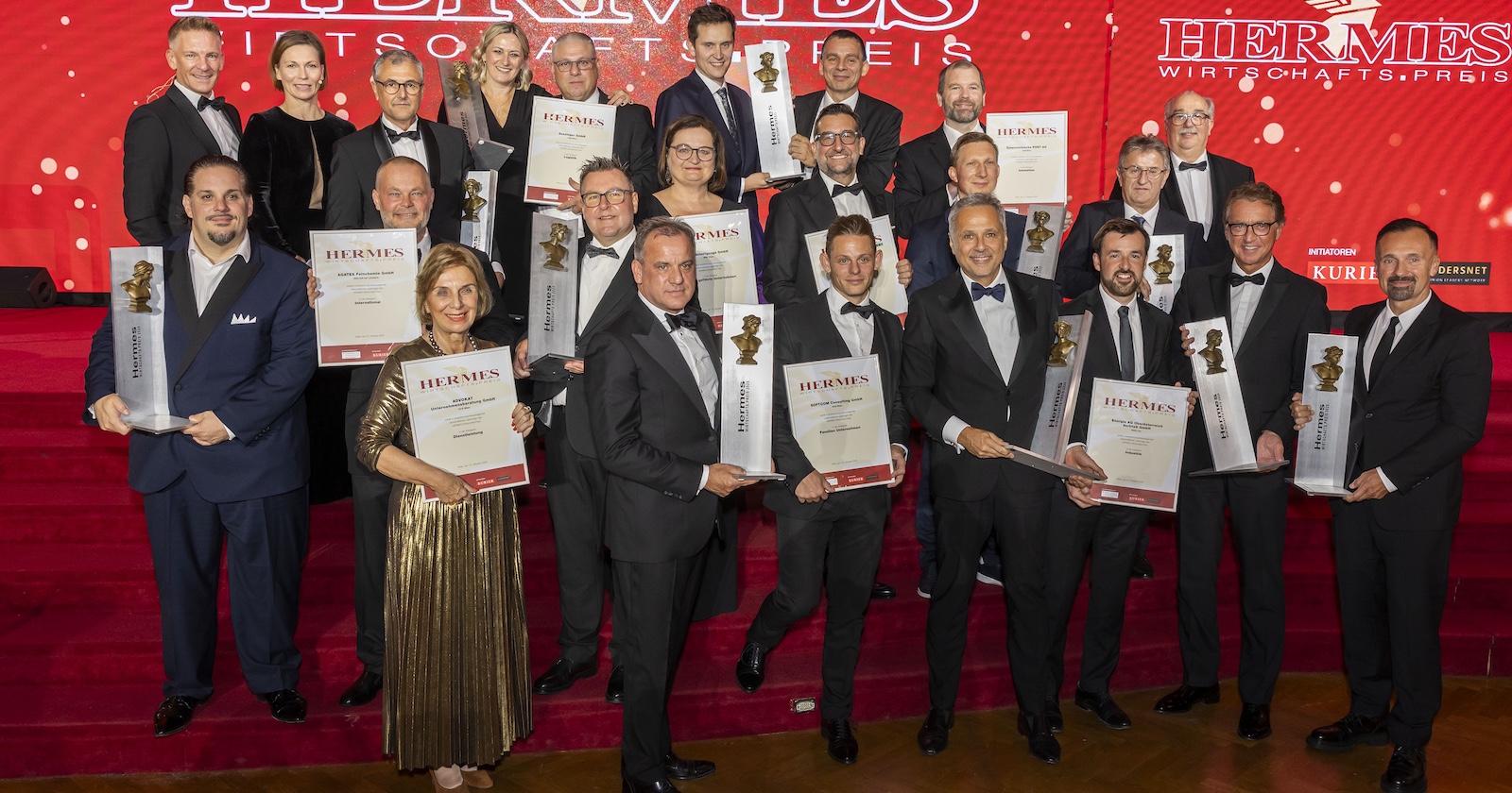 Die Sieger des Hermes Wirtschaftspreises 2025 mit Trophäen und Urkunden