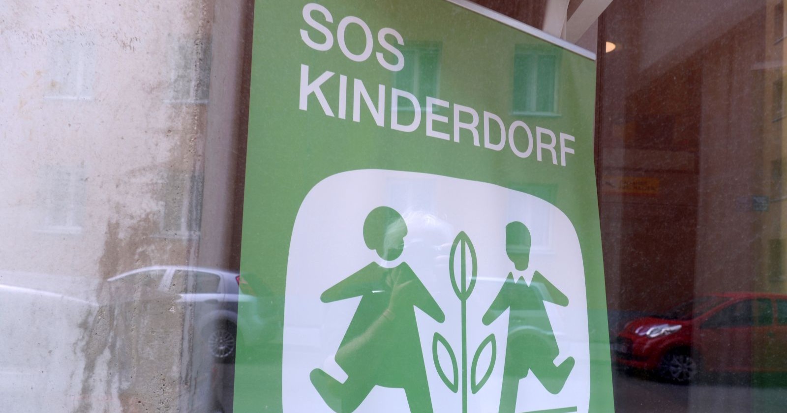 das Logo des "SOS-Kinderdorf" in einem Schaufenster, aufgenommen am Donnerstag, 06. Mai 2021, in Wien