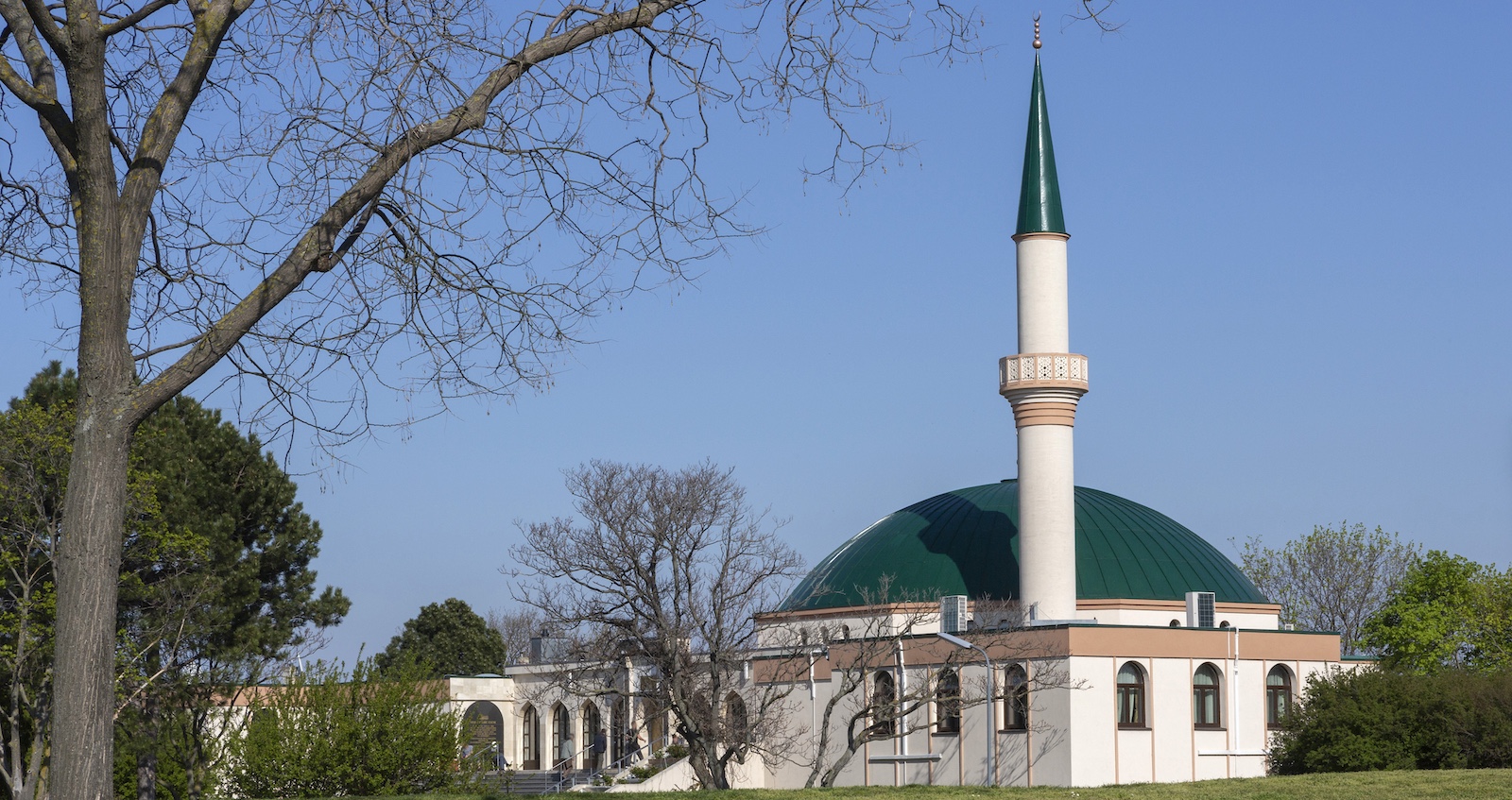 Außenansicht der Moschee am Bruckhaufen in Wien Floridsdorf an einem sonnigen Tag