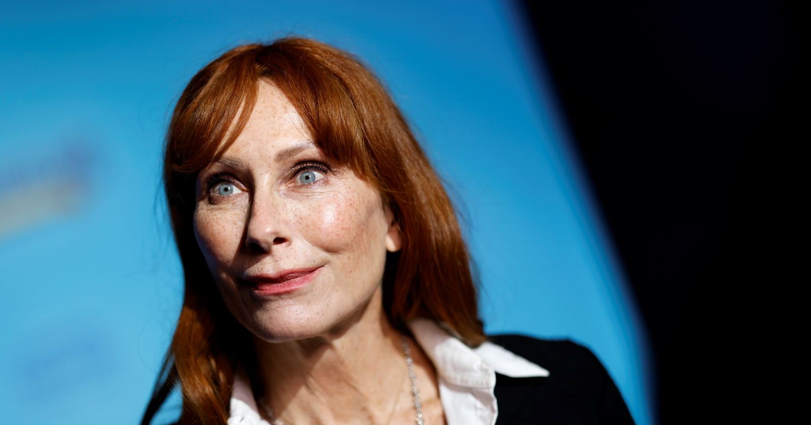 Andrea Sawatzki auf blauem Hintergrund