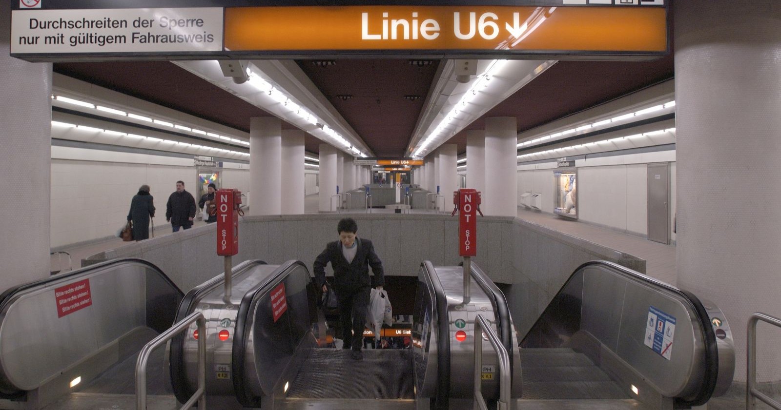 U-Bahn-Station der Wiener Linie U6 mit Rolltreppen und Fahrgästen, Symbolbild für den eingeschränkten Betrieb nach einer Oberleitungsstörung.