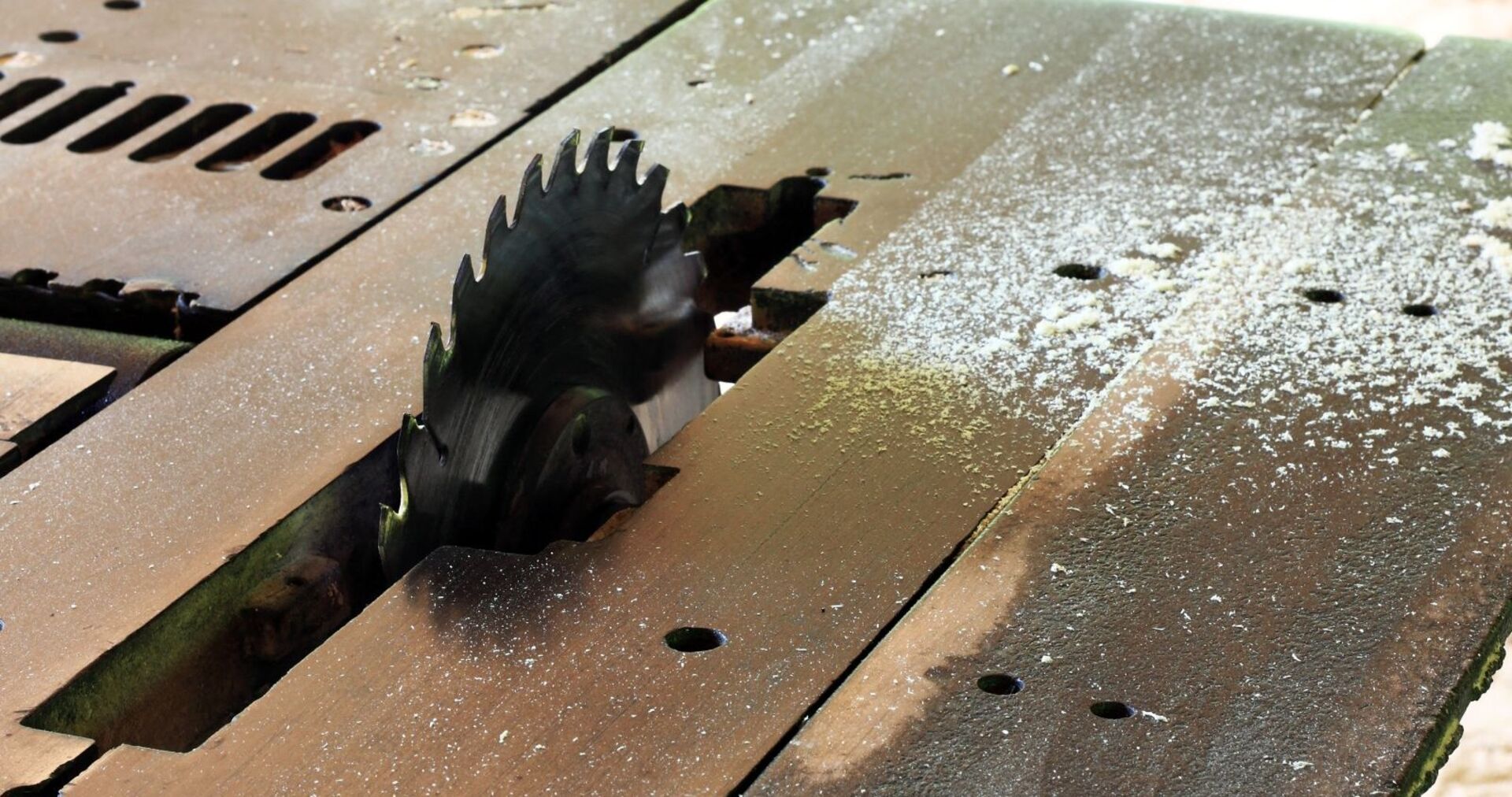 Eine Tischkreissäge.