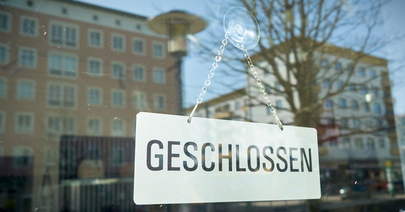 "Geschlossen-Schild" am Aushang eines Geschäfts