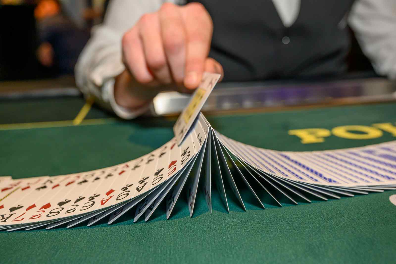 Spielkarten werden von einem Croupier elegant über den Pokertisch aufgefächert – Auftakt zur 17. Weekend Pokernight.