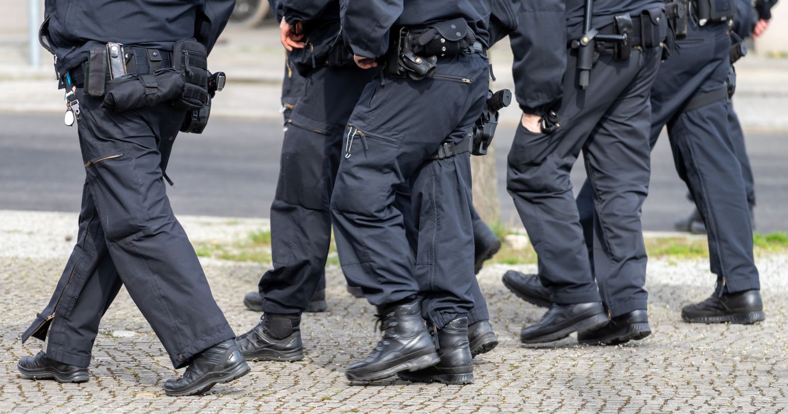 Niedrige Schnittansicht von Polizisten, die auf der Straße in der Stadt gehen – Stockfoto