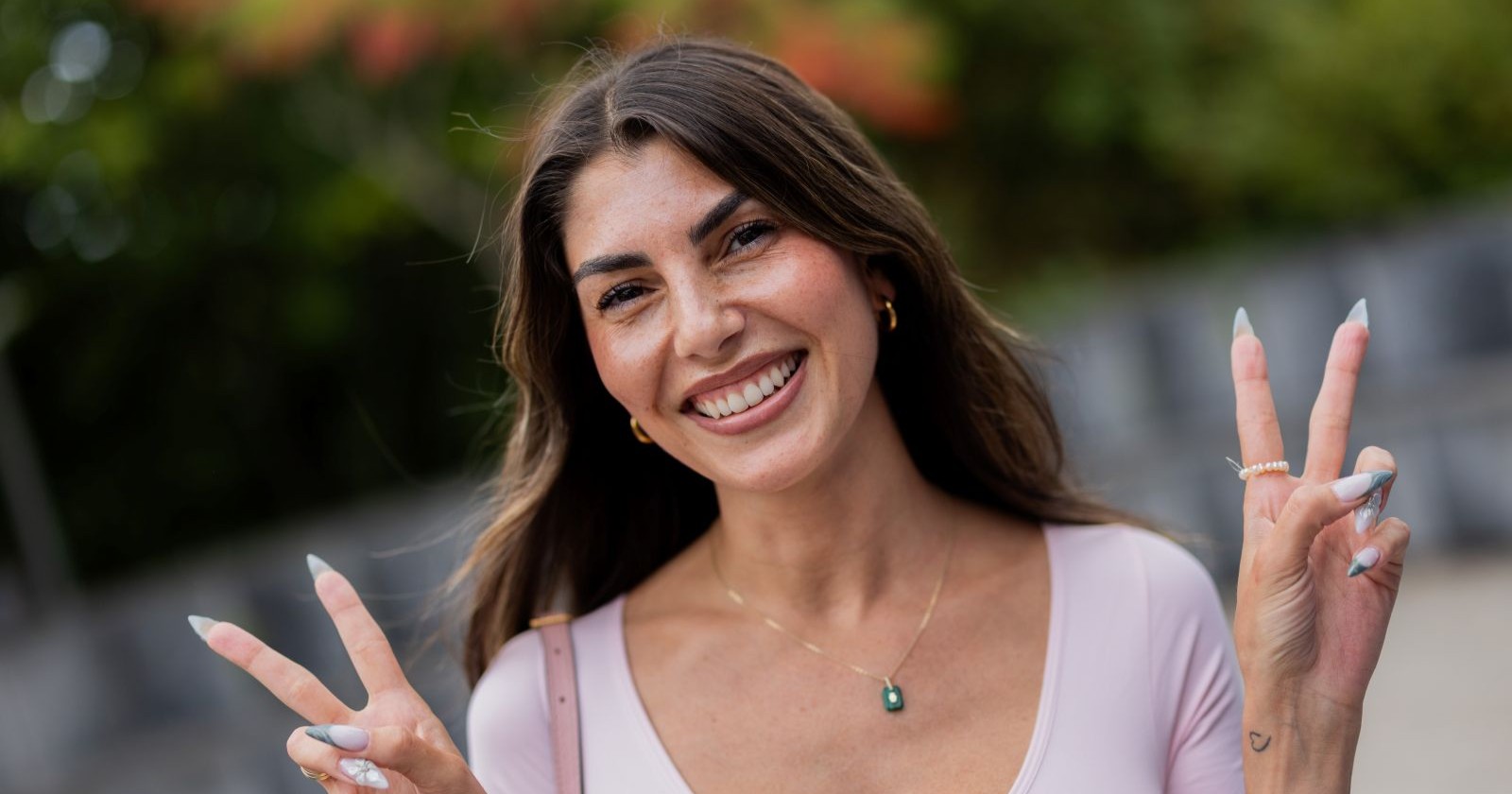 Yeliz Koc mit rosa Oberteil lächelnd