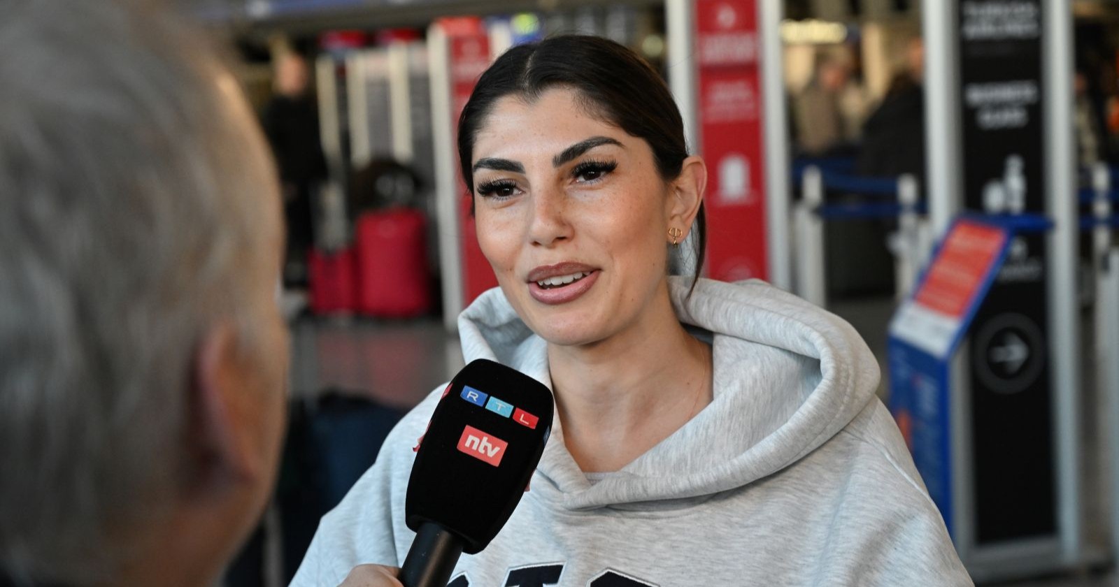 Yeliz Koc spricht in ein Mikrophon