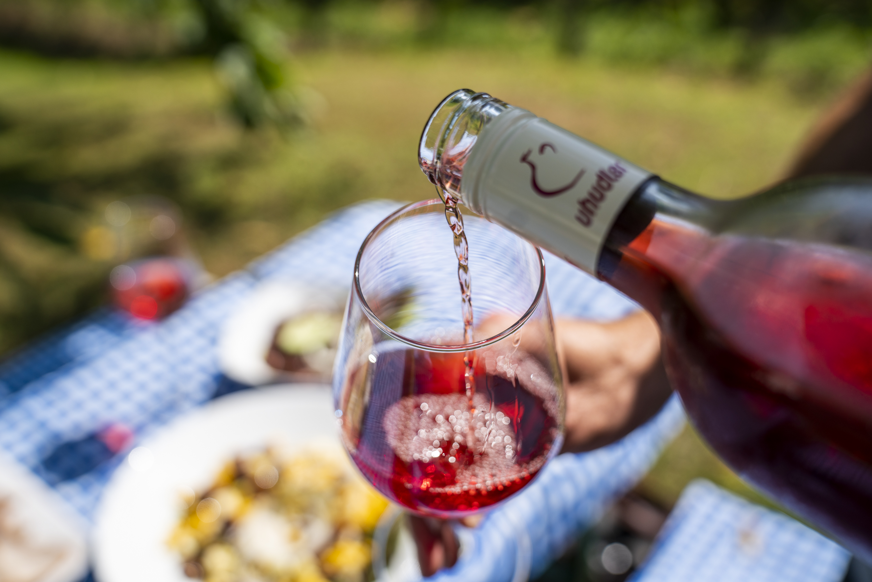 Eine frischer Uhudler wird ausgeschenkt