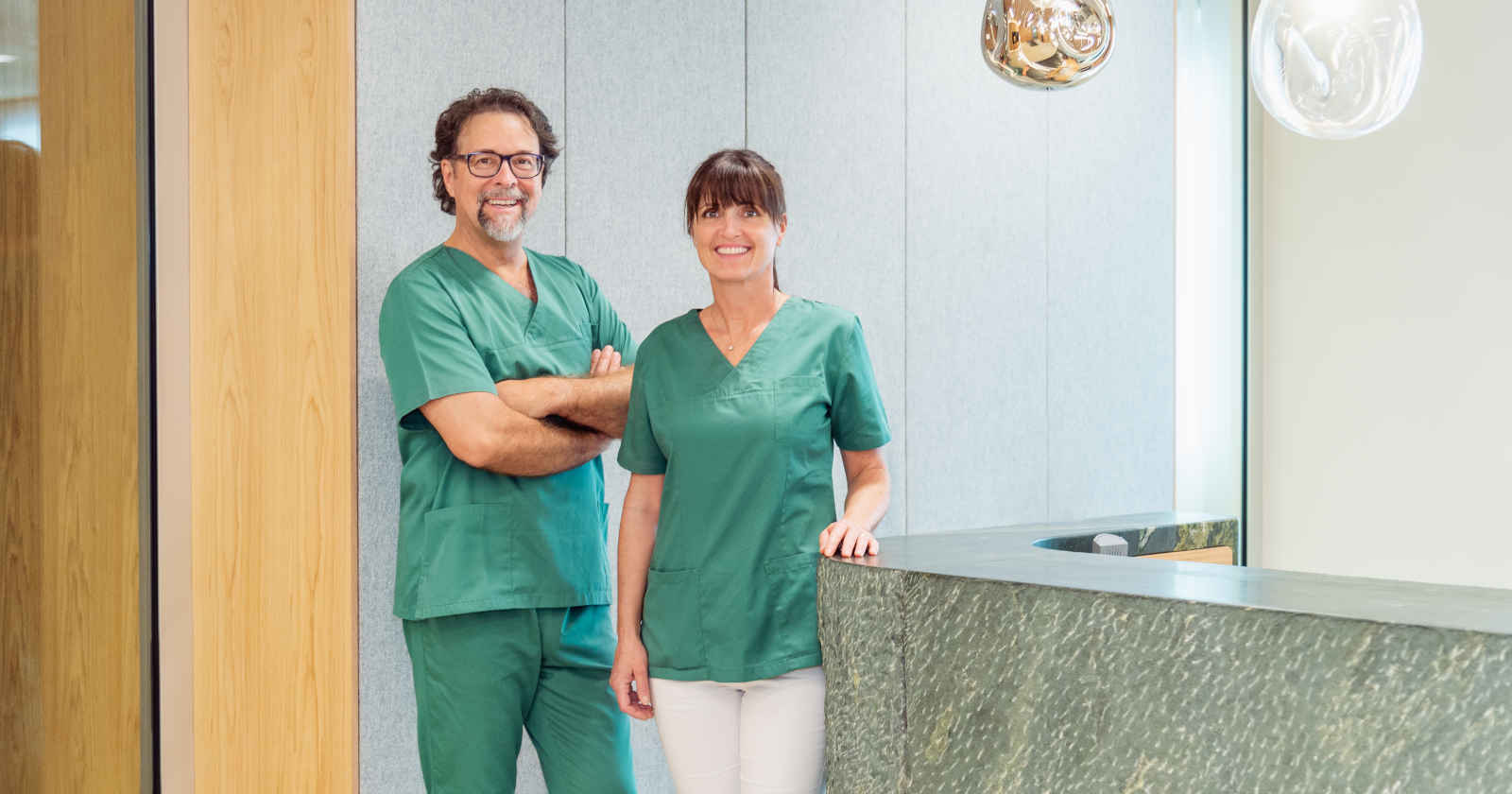 Zwei Zahnärzte stehen nebeneinander
