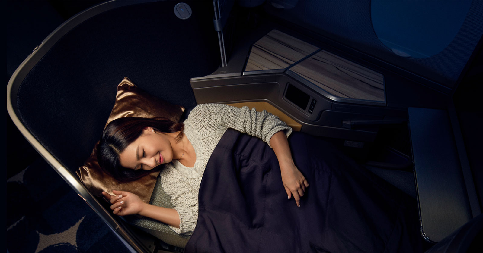 Weiblicher Fluggast schläft in der Business Class | Credit: China Airlines Taiwan