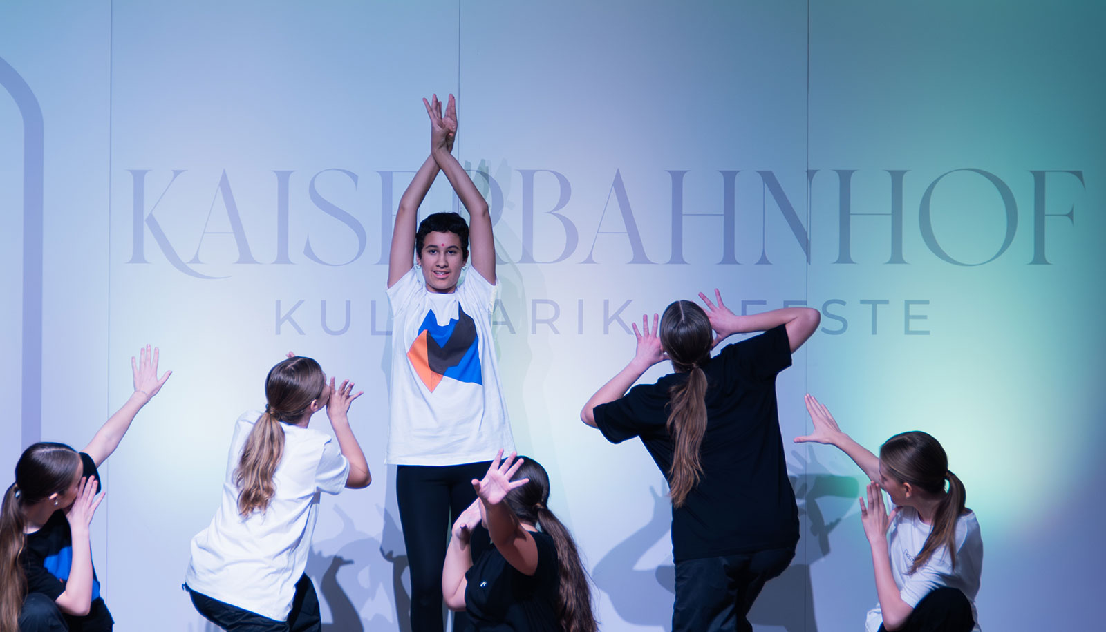 Tanzstudio Dynami Dance auf der Bühne | Credit: Barbara Neubauer