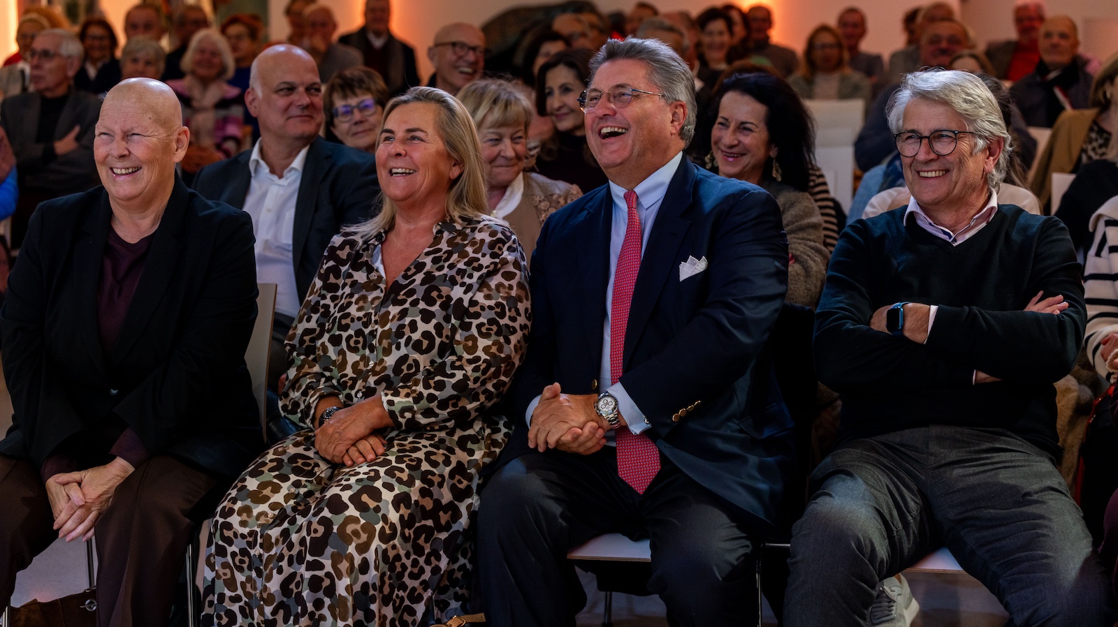 Blick in den Zuschauerraum auf lachende Gäste