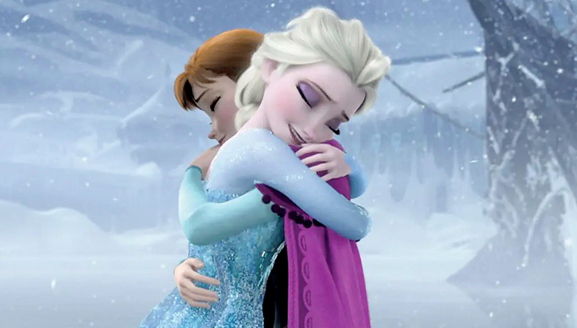 Szenenbild aus dem Film "Die Eiskönigin", in dem sich die Hauptfiguren Elsa und Anna umarmen