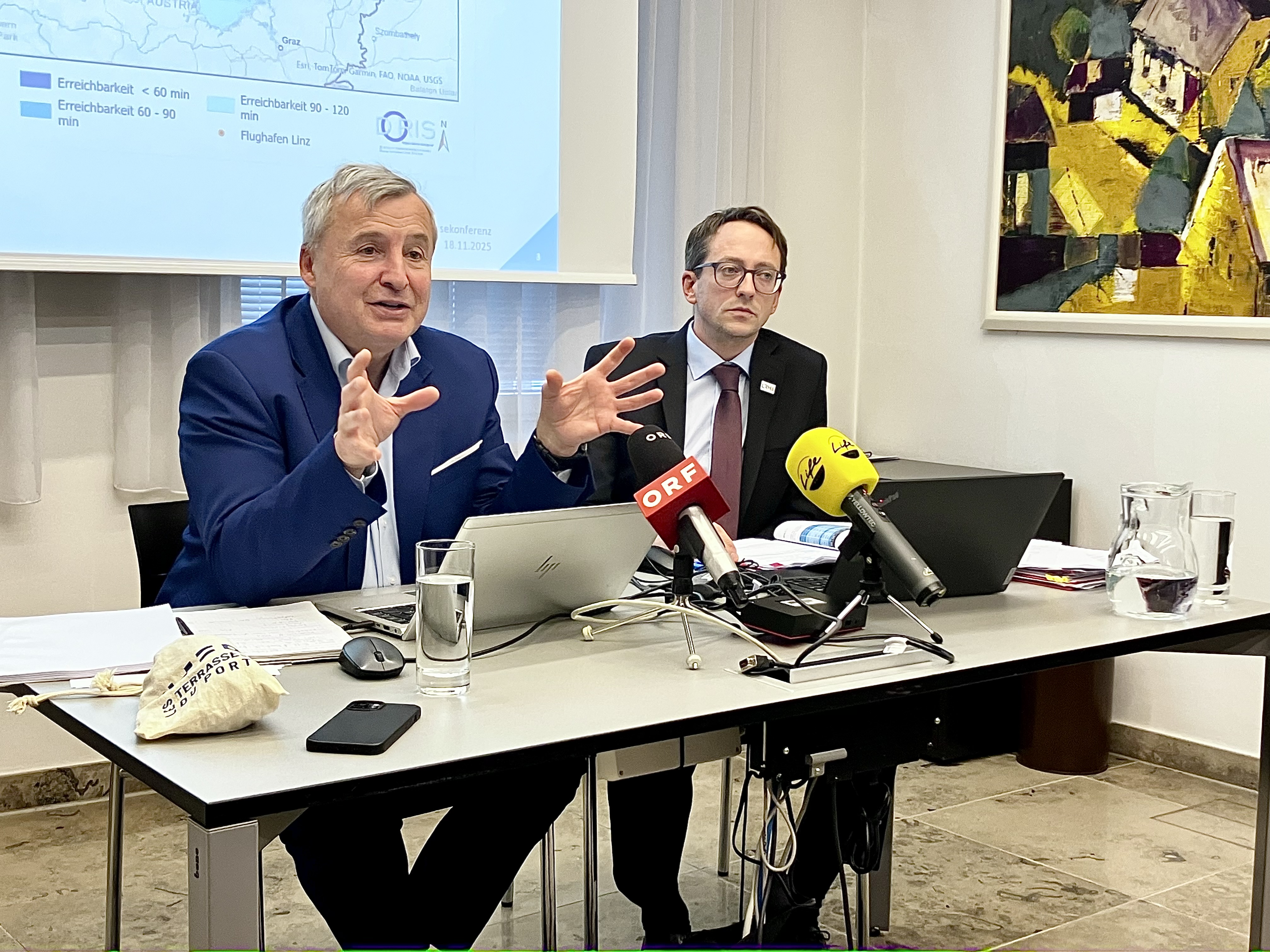 LRH-Direktor Rudolf Hoscher (li.) mit 54 Empfehlungen an die Landespolitik