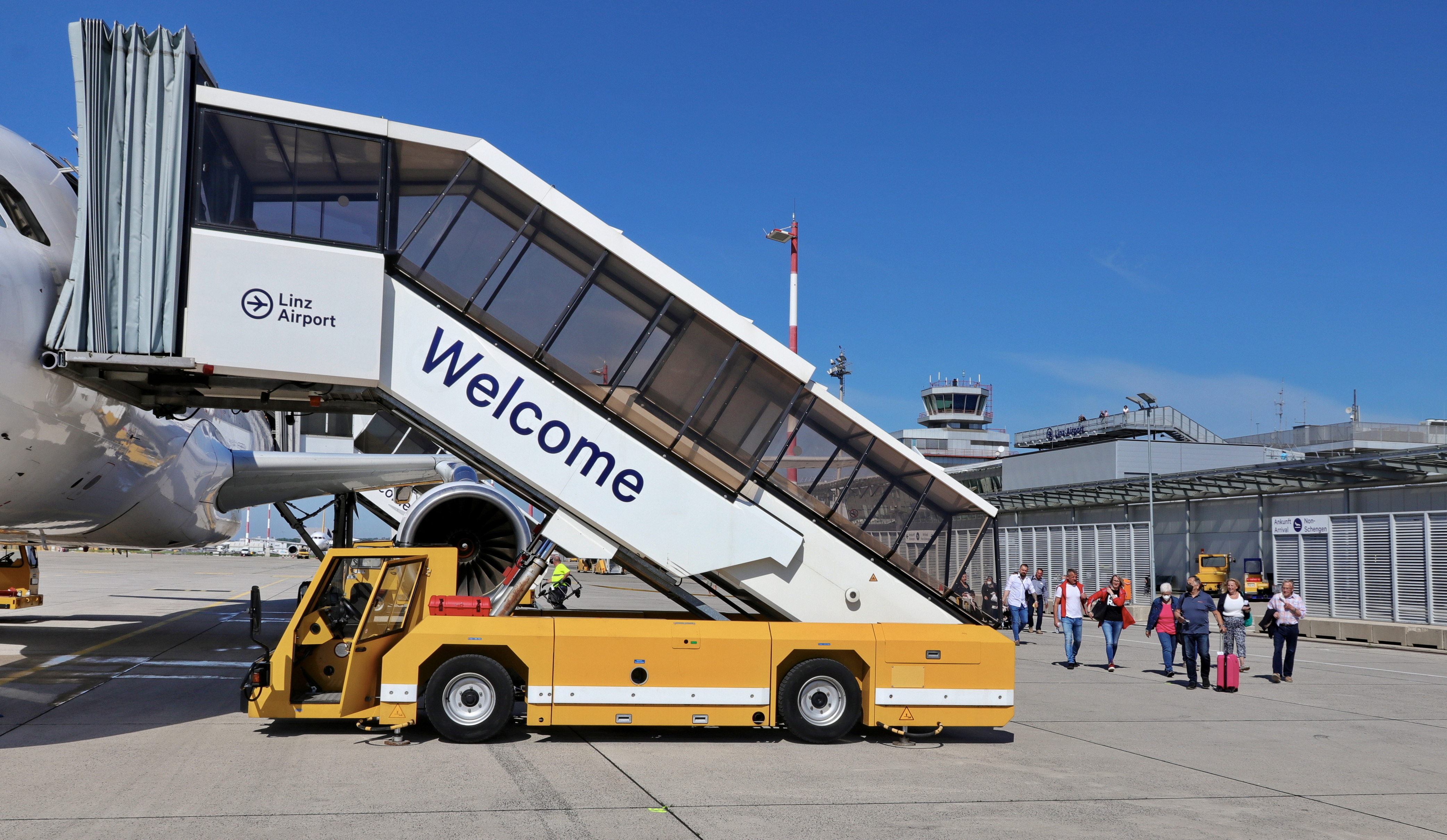 Airport Linz: Passagiere beim Einsteigen