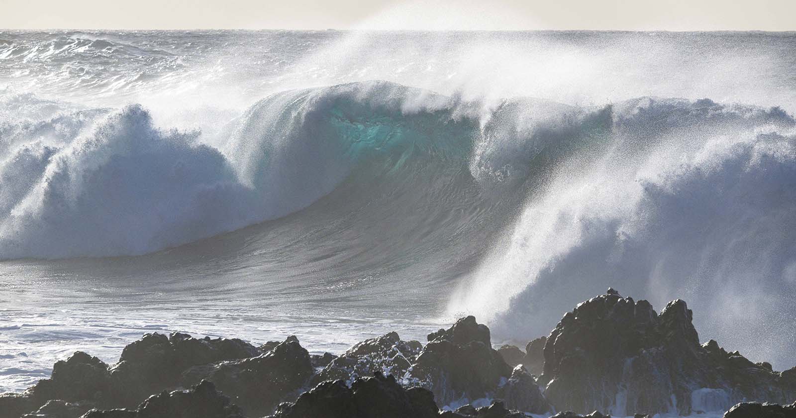 Große Welle an der Küste von Teneriffa