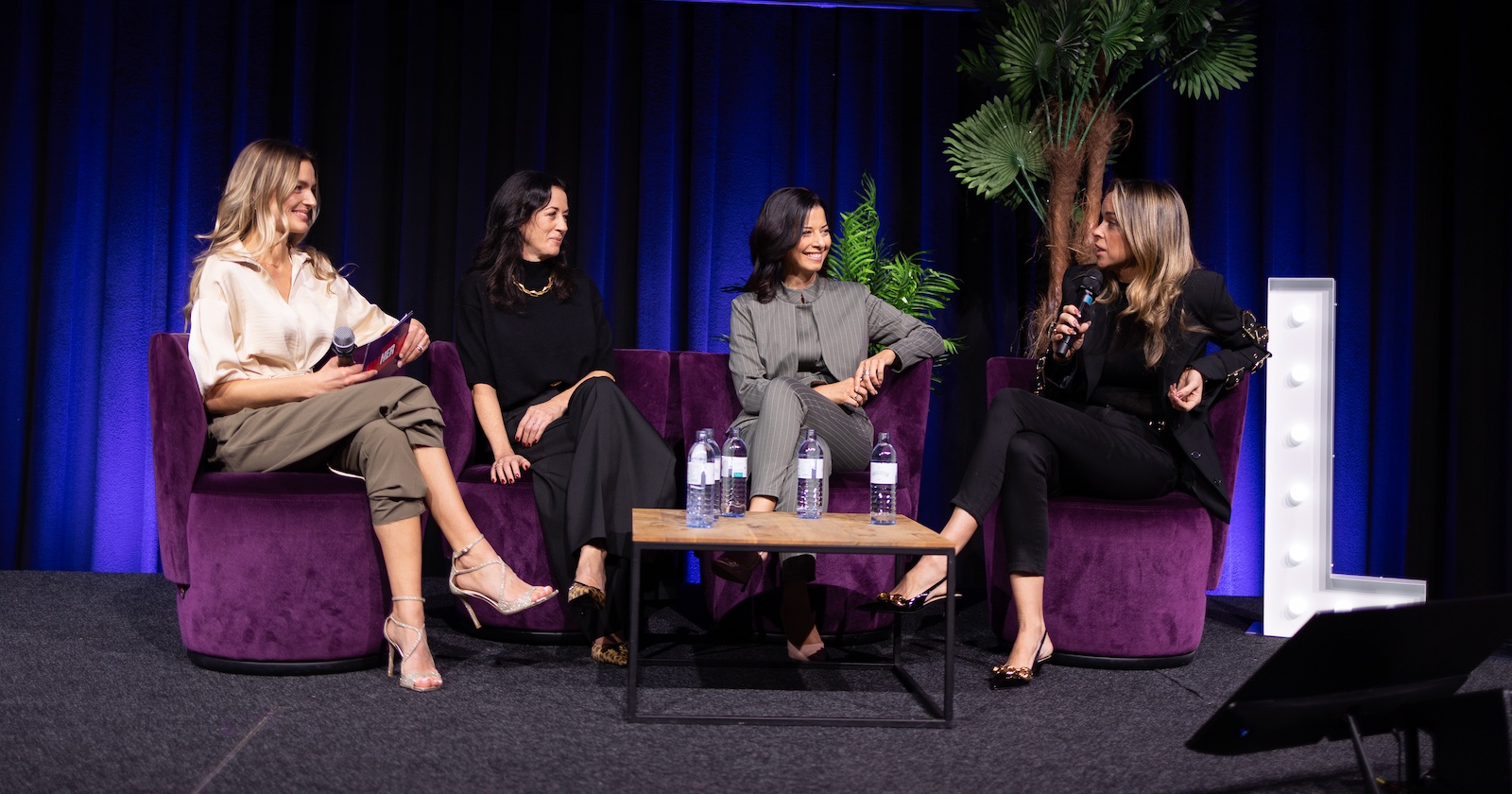 Vier Personen auf einer Bühne