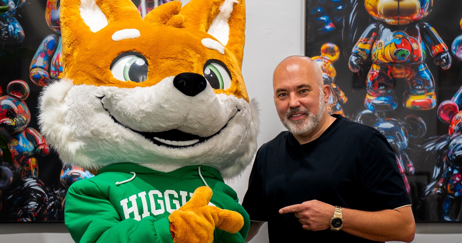 Porträt des Gründers mit Fuchs-Figur