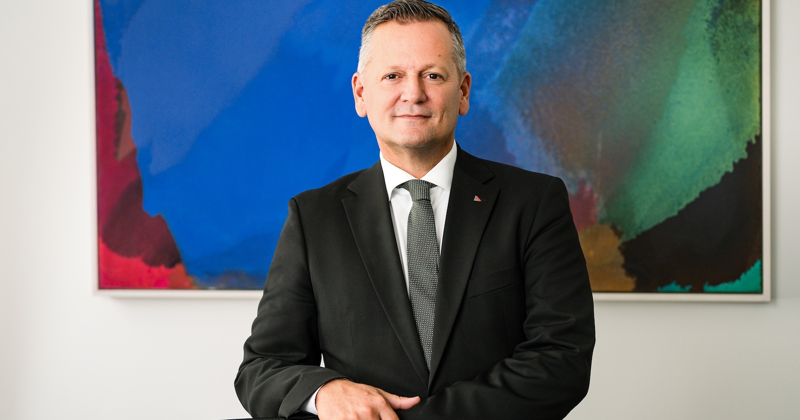 Porträt vor farbigem Gemälde