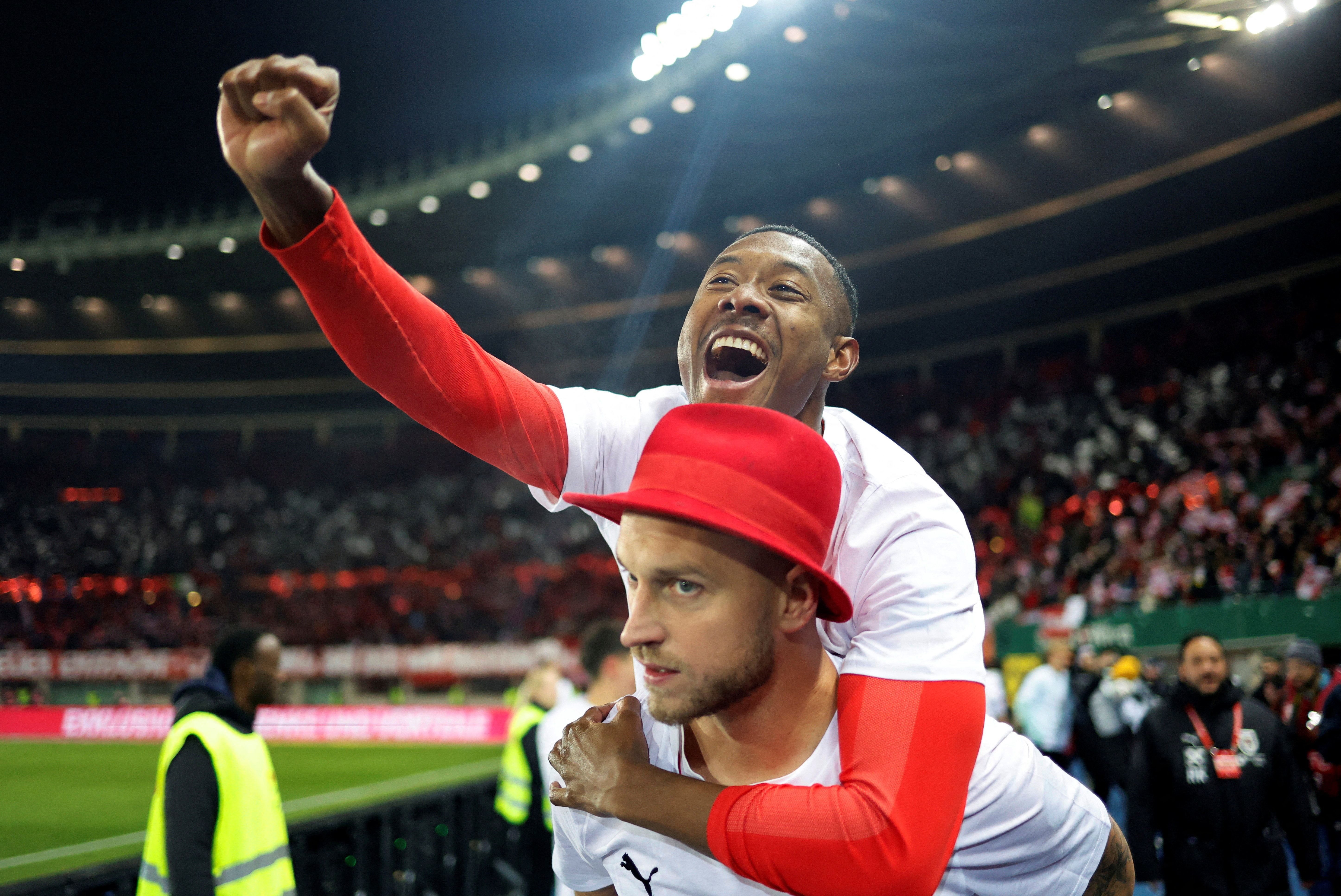 Arnautović und Alaba zeigen sich überwältigt von Emotionen und Erleichterung.