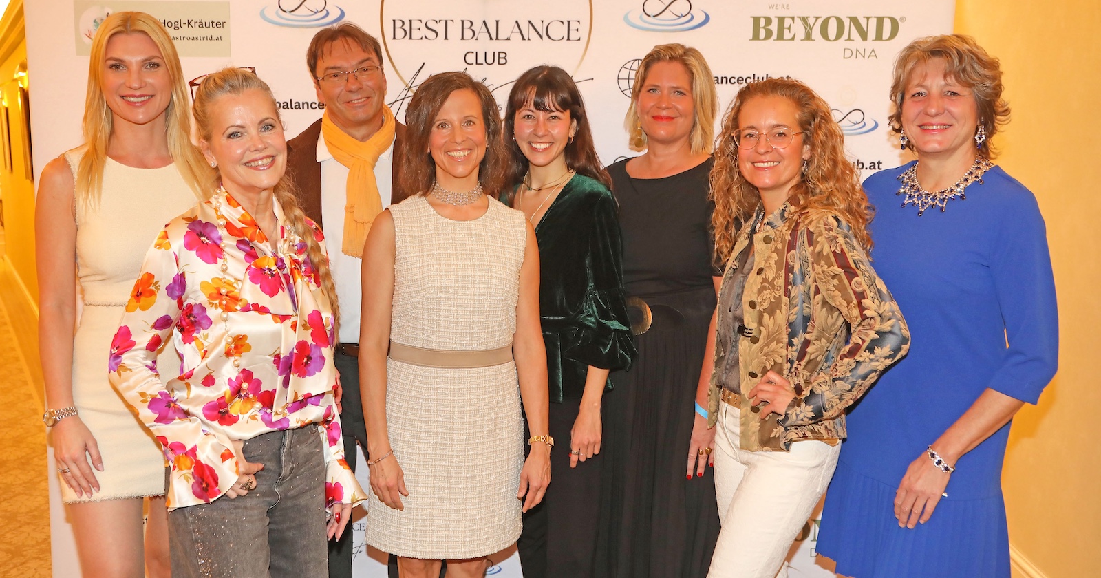 Acht Personen beim Best Balance Club Prive im Grand Hotel Wien