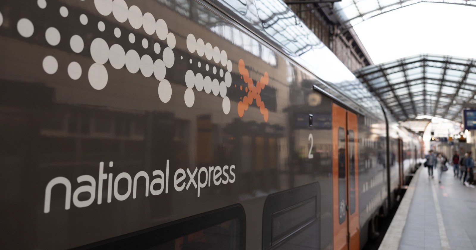 Zuggarnitur der Modellreihe "Desiro HC" des Herstellers Siemens, im Branding des Bahnbetreibers National Express in einem deutschen Bahnhof