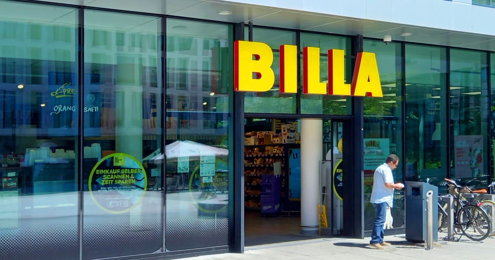 Eingang einer Billa-Filiale in Wien mit gelbem Billa-Schriftzug, Symbolfoto zur Einstellung der Billa-Hauszustellung in Österreich.