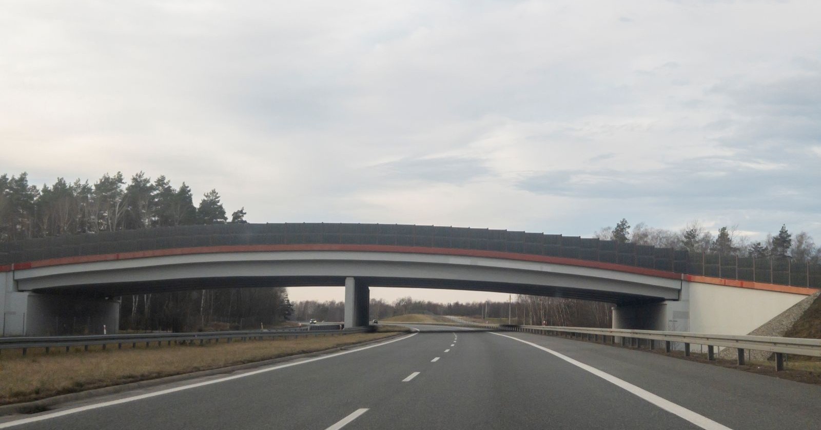 Eine Brücke über einer Straße (Symbolbild)