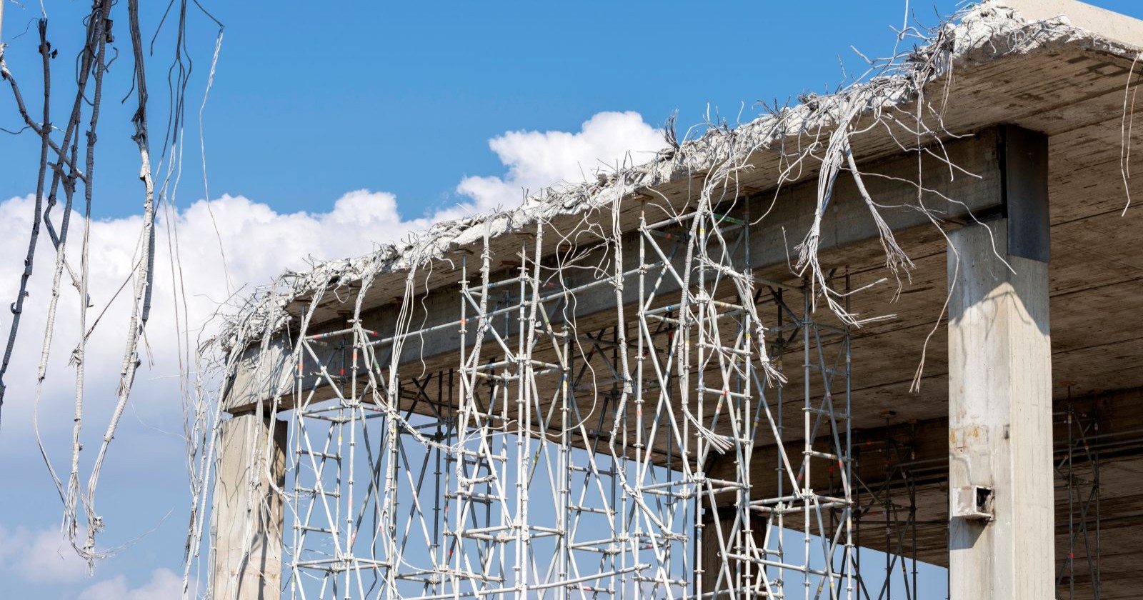 Massiv auseinandergerissene Brücke an einem sonnigen Tag