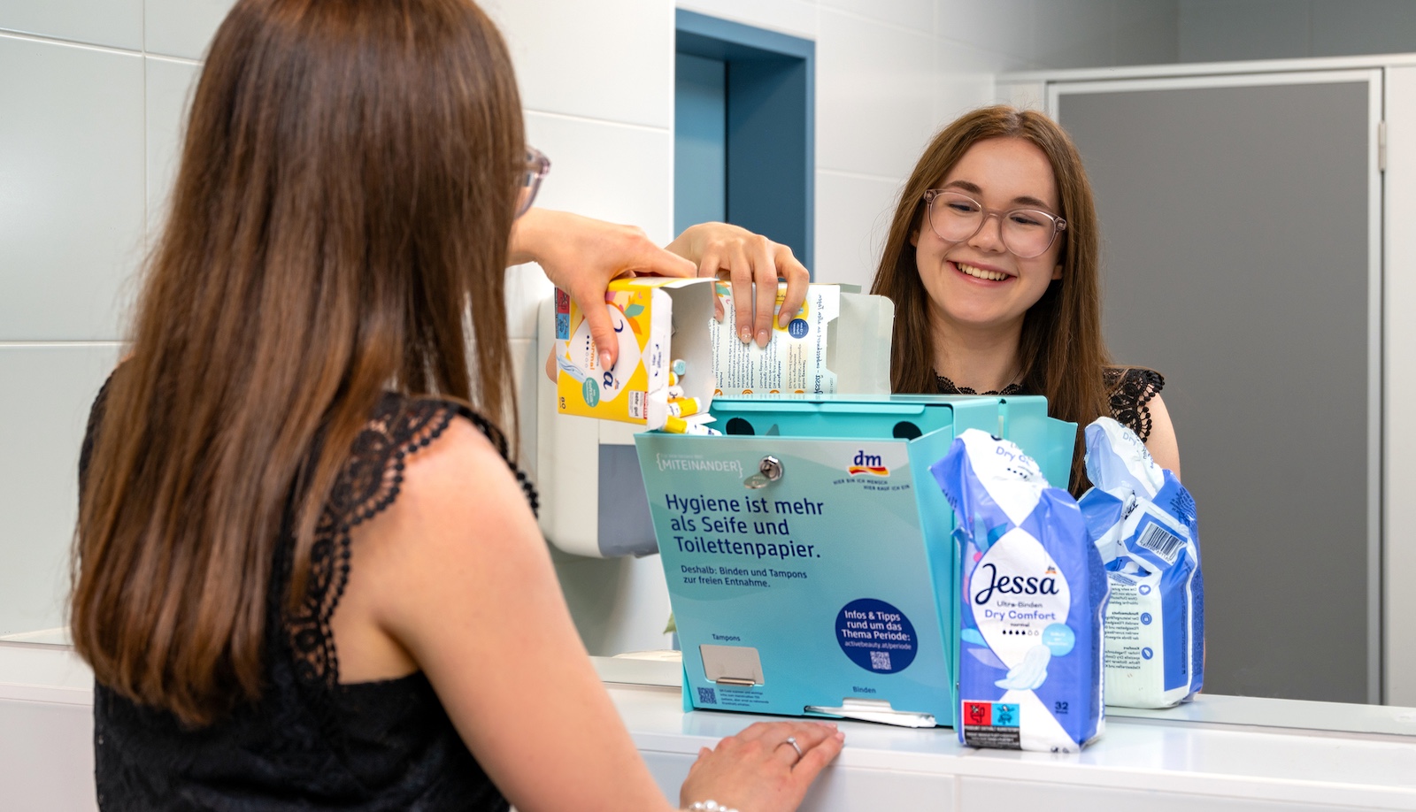 Periodenproduktspender und eine junge Frau