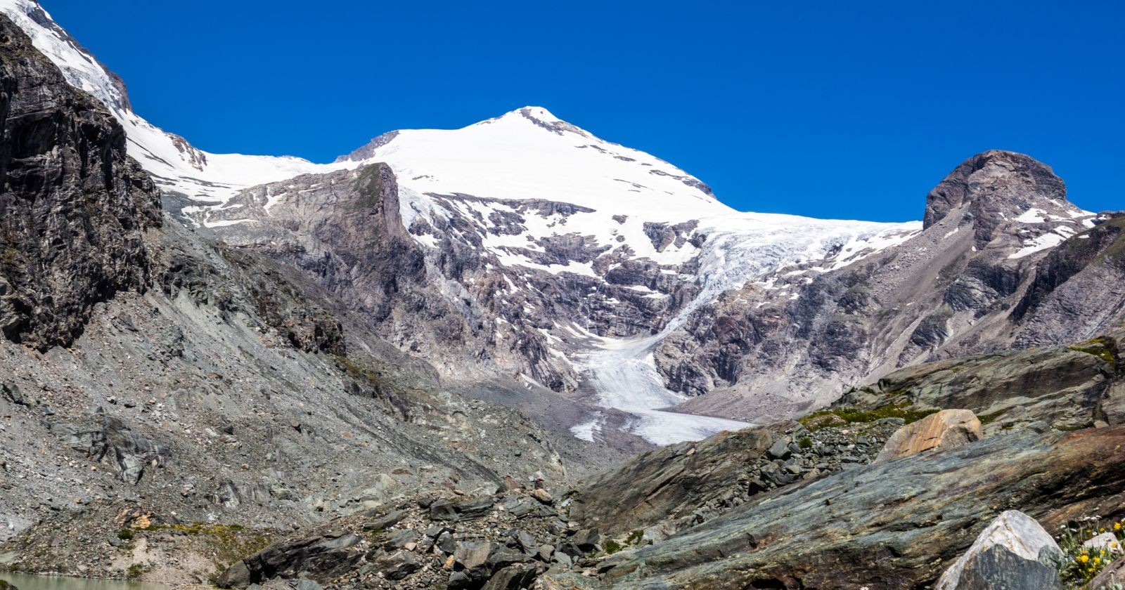 Schneebedeckter Großglockner mit Felswänden und Gletscher, Schauplatz einer Bergrettung zweier deutscher Alpinisten.