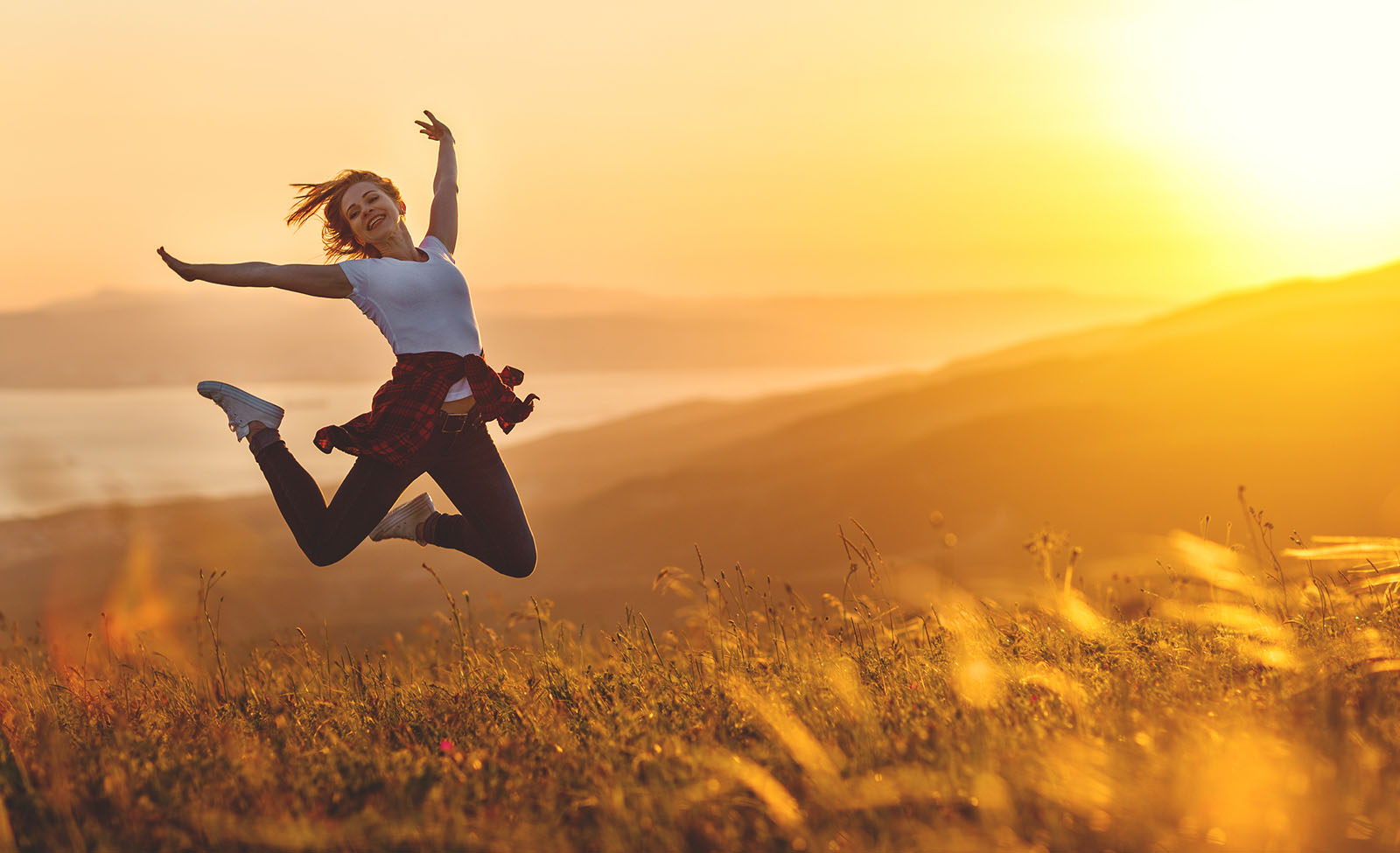 Frau springt in die Höhe | Credit: iStock.com/evgenyatamanenko