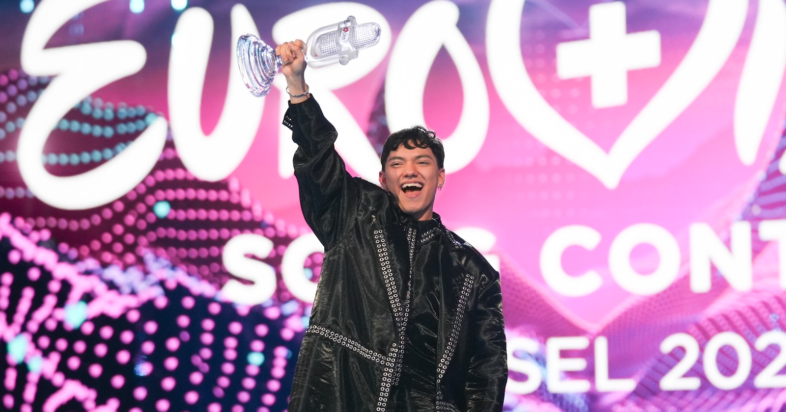 JJ jubelt mit der Sieger-Trophäe auf der Song Contest-Bühne in Basel