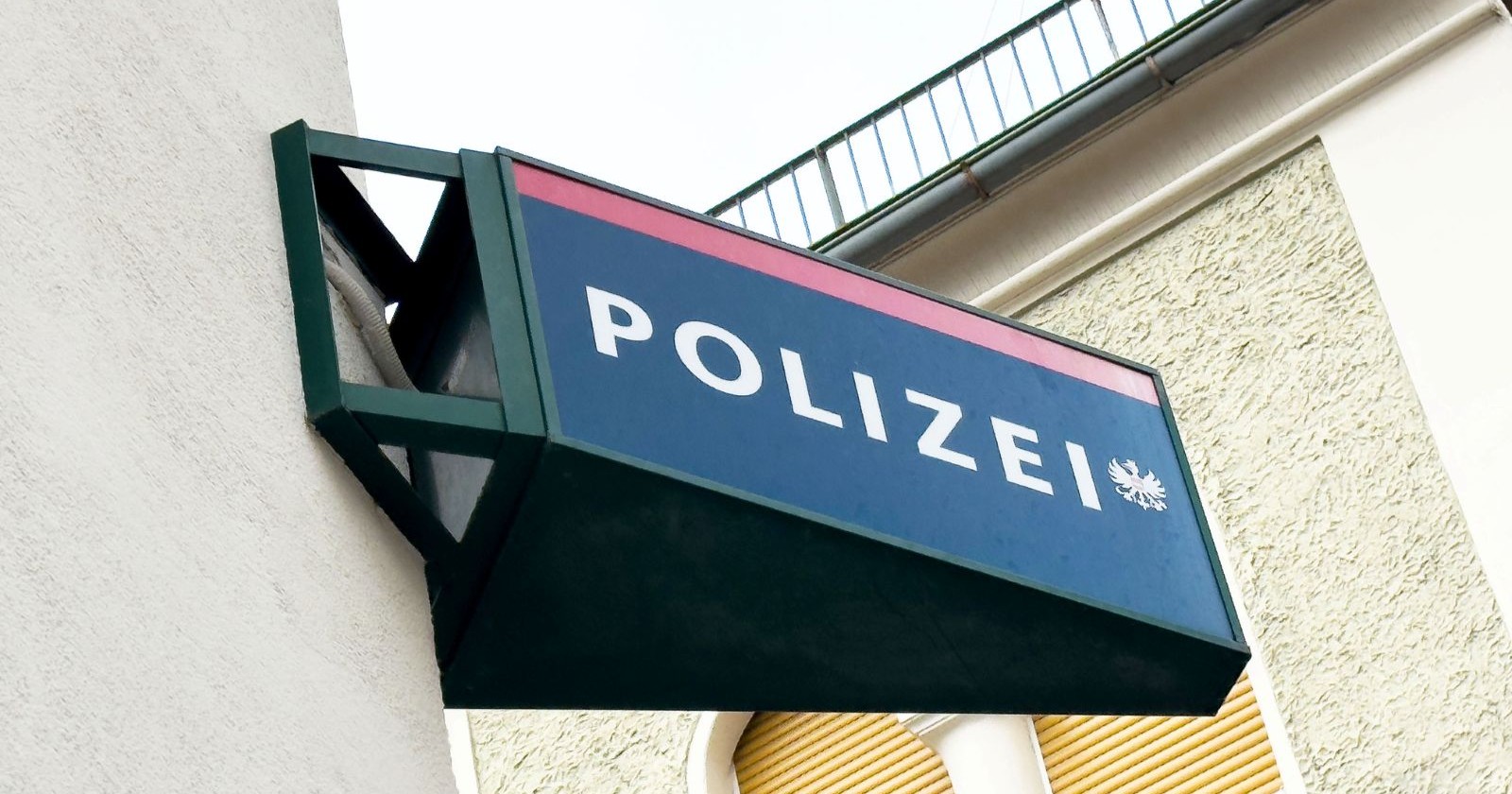 Schild der österreichischen Polizei vor einer Inspektion