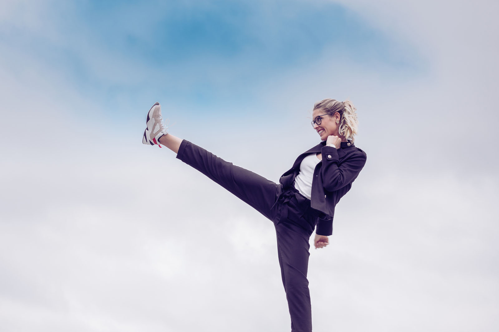 Frau kickt mit Bein | Credit: iStock.com/sonreir es gratis