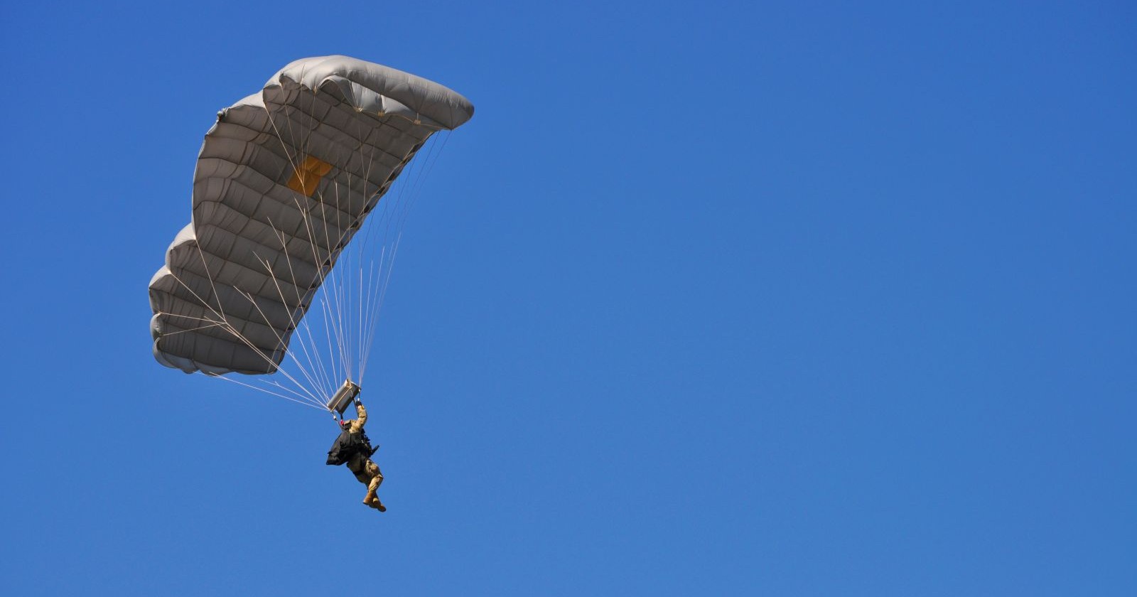 Ein Mann mit Fallschirm