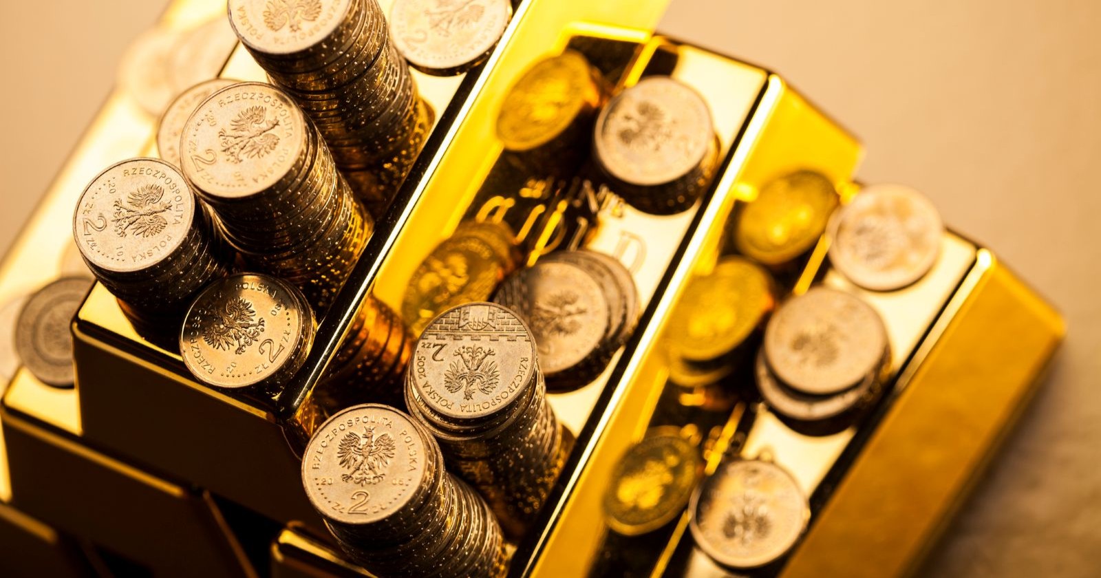 Goldschatz aus gestapelten Goldbarren und Münzen, Symbolfoto zum Fund in Frankreich.