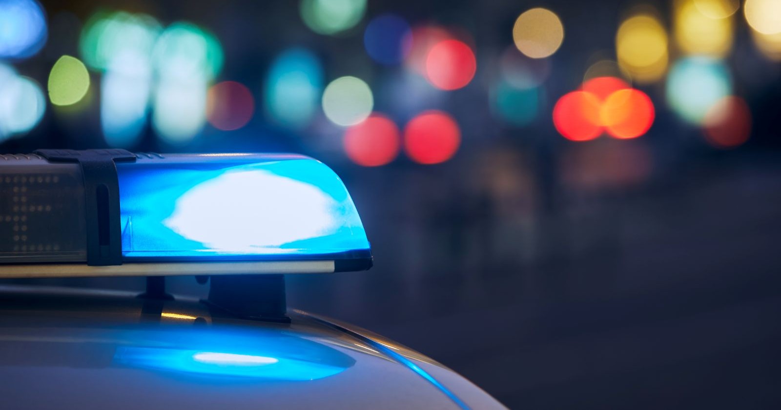 Eingeschaltete Sirene eines Polizeiwagens am Abend