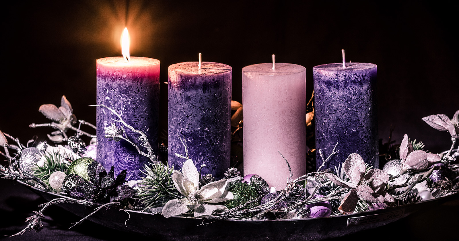 Goth-Adventkranz mit violetten Kerzen | Credit: iStock.com/KatarinaGondova