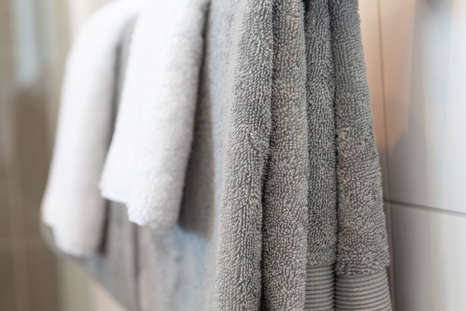 Handtücher hängen im Badezimmer | Credit: iStock.com/tsvibrav