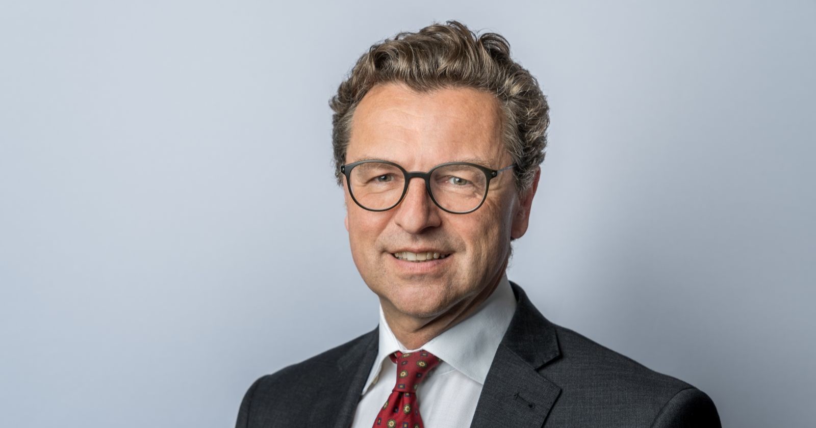 Franz Harnoncourt blickt direkt in die Kamera, aufgenommen vor seinem Rücktritt bei der OÖG