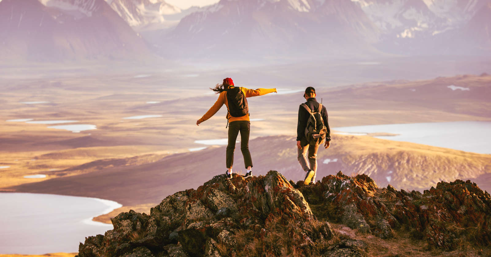 Ein Mann und eine Frau stehen auf einem Berggipfel