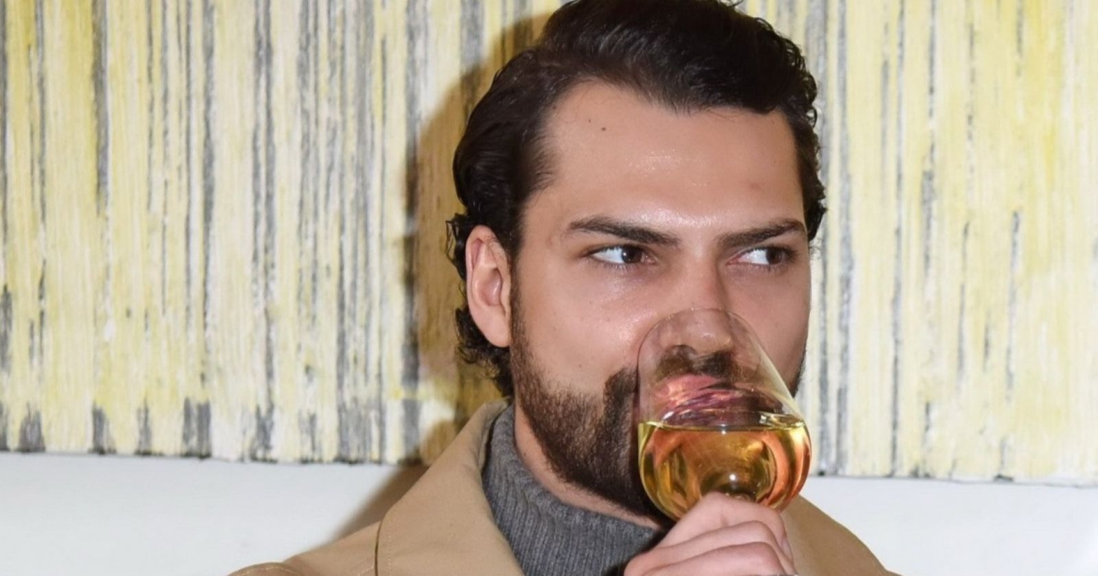 Jimi Blue mit Weinglas