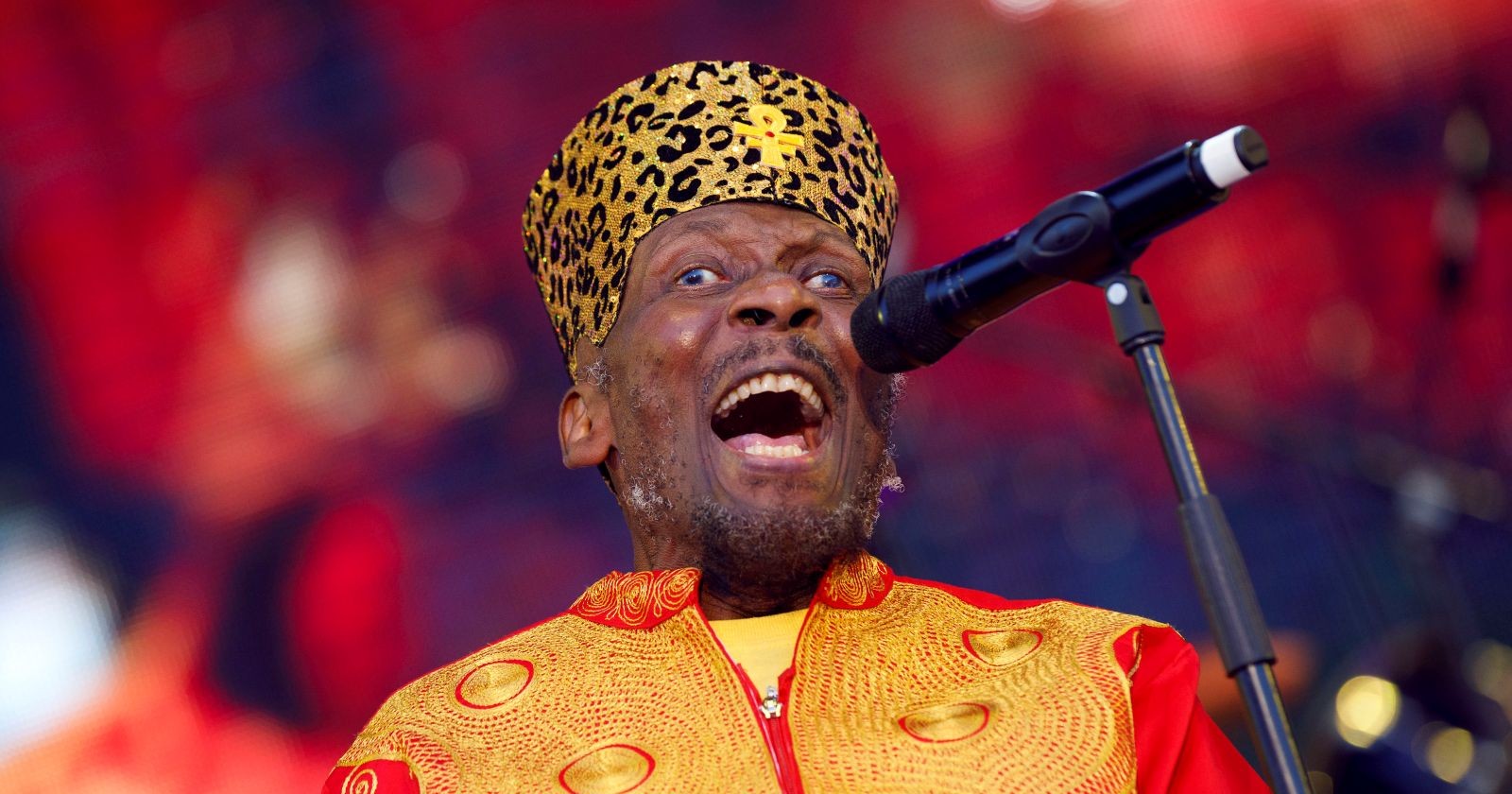 Jimmy Cliff bei einem Konzert in Jamaika-Outfit – Reggae-Legende und Sänger von „You Can Get It If You Really Want“ singt auf der Bühne voller Energie.