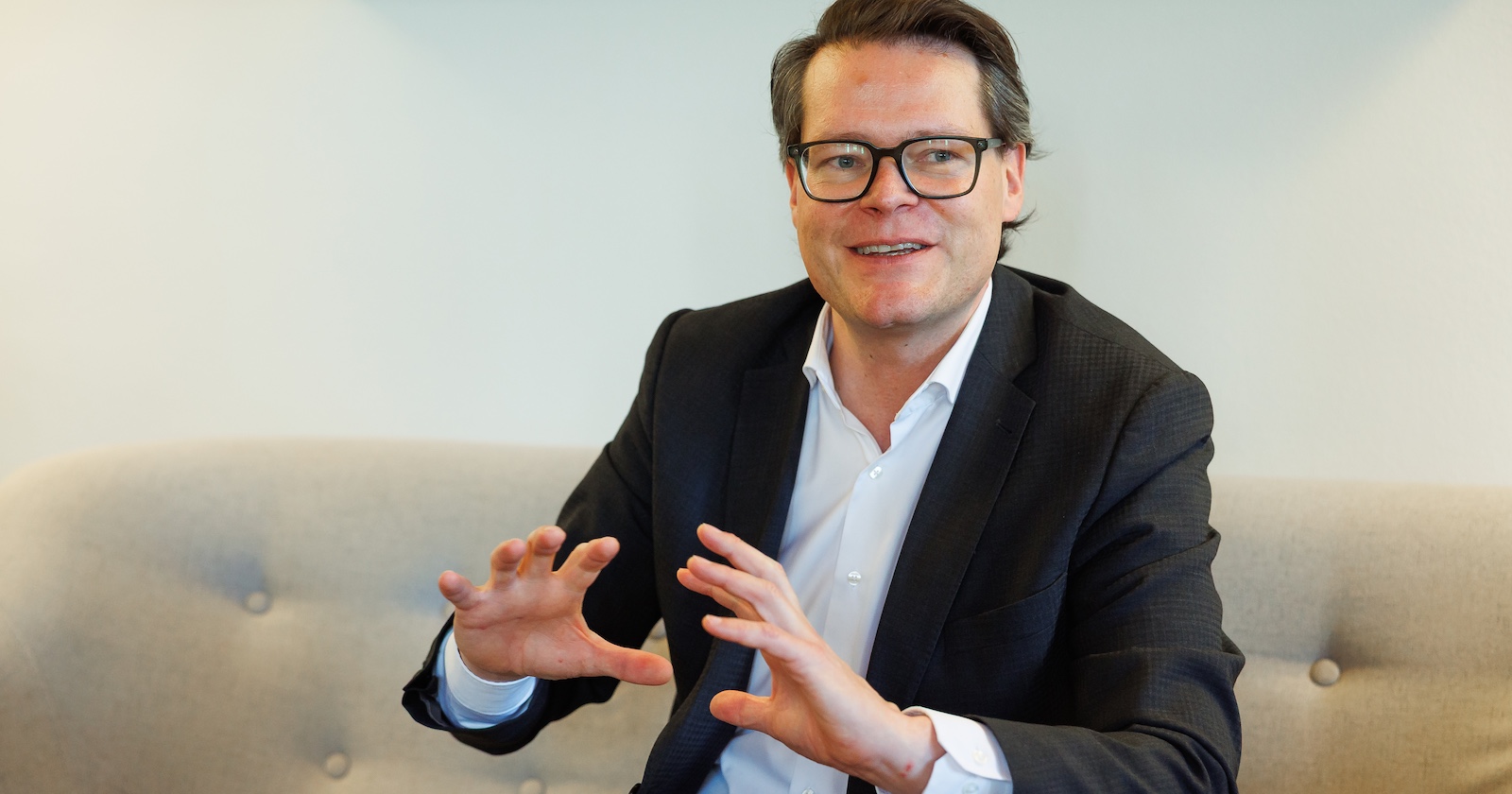 Jürgen Czernohorszky gestikuliert im Gespräch mit seinen Händen