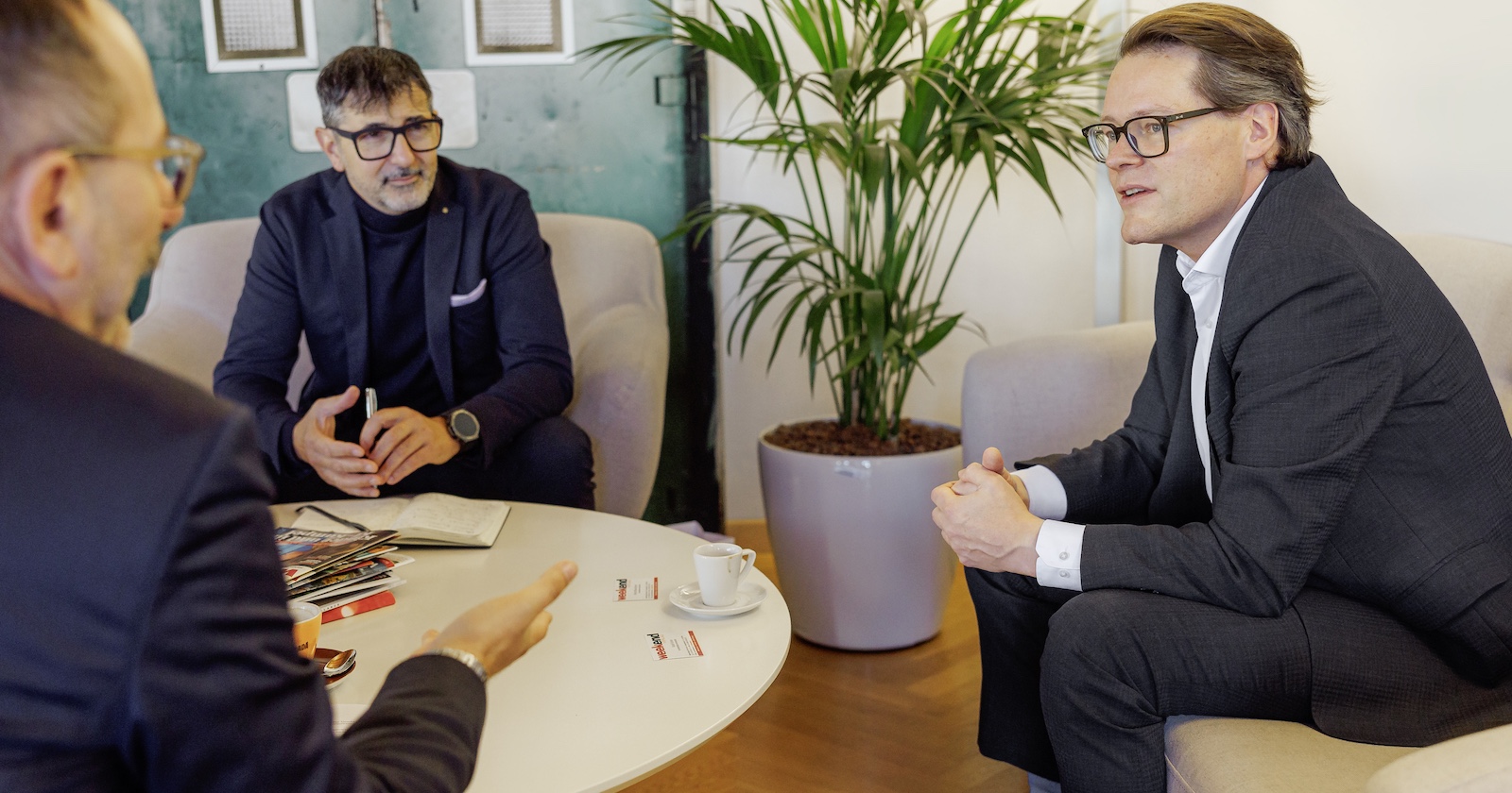 Zwei Vertreter von weekend Magazin im Gespräch mit Stadtrat Czernohorszkyam runden Tisch